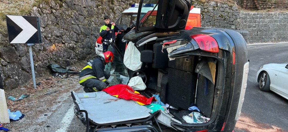 Perde il controllo dell'auto che si ribalta sulla carreggiata a Folgaria: in gravi condizioni un 73enne